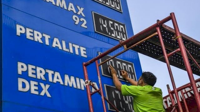 Perubahan harga BBM di SPBU setelah kebijakan kenaikan harga oleh pemerintah (dokumen: Detikcom)