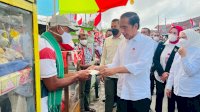 Presiden Jokowi Serahkan BLT BBM di Kepulauan Tanimbar