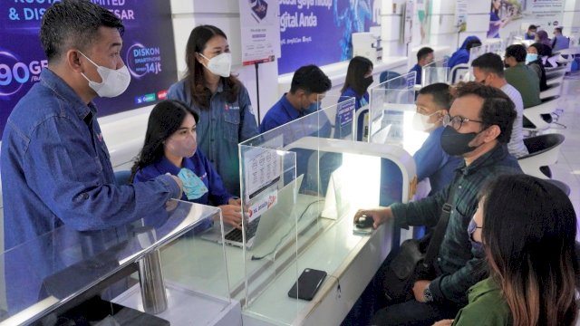 Direksi dan manajemen XL Axiata turun langung melayani pelanggan (dokumen: ist).