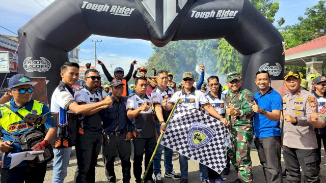 Ketua Harian IMI Sulsel Syaharuddin Alrif bersama Sekda Barru melepas peserta jelajah Alam To Berru (Sulselsatu / Asriadi Rijal)