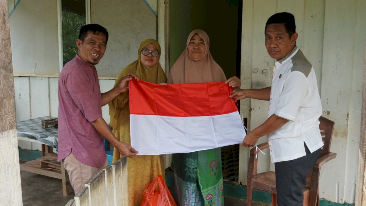 Sekretariat DPRD Luwu Timur Sedekah Bendera dan Sembako Bagi Warga Kurang Mampu
