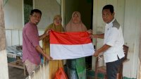 Sekretariat DPRD Luwu Timur Sedekah Bendera dan Sembako Bagi Warga Kurang Mampu