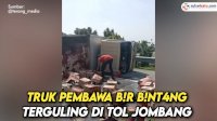 VIDEO: Truk Pembawa Bir Bintang Terguling di Tol Jombang-Mojokerto