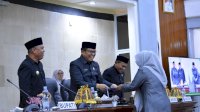 DPRD Beserta Pemkab Lutim Tandatangi Nota Kesepakatan bersama Ranperda PLP2B menjadi Perda