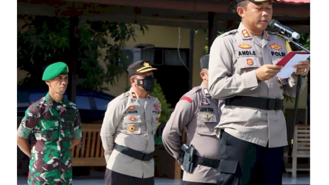 Kapolres Jeneponto AKBP Andi Erma Suryono Bacakan sambutan dan dibelakangnya, Dandim 1425 Jeneponto Letkol Inf Agus Tanra.