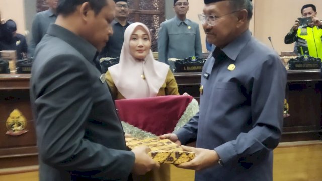 Bupati Jeneponto Iksan Iskandar (Kanan)