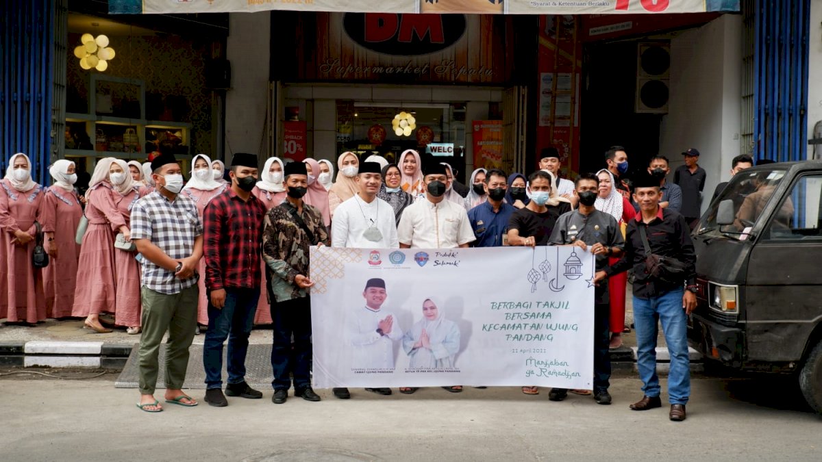 Bersama Ketua TP PKK, Sekcam, dan Lurah, Camat Ujung Pandang Bagikan Takjil