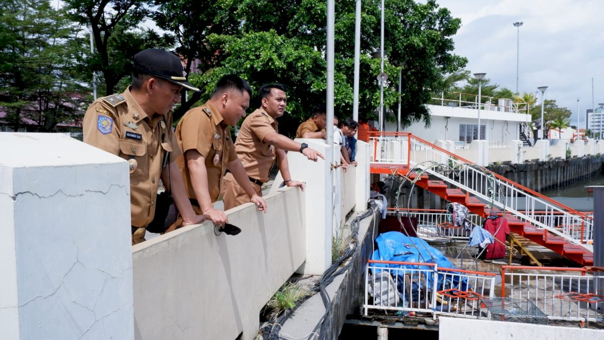 Camat Ujung Pandang Pantau Pembersihan Laut