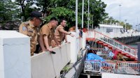 Camat Ujung Pandang Pantau Pembersihan Laut