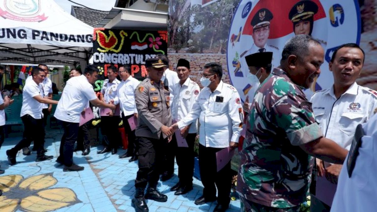 Camat Ujung Pandang serahkan SK Walikota Makassar kepada PJ Ketua LPM