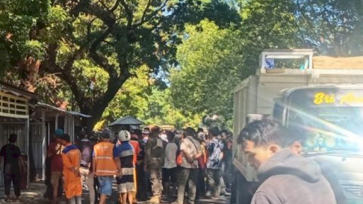 Langgar Perda, Camat Ujung Pandang Pimpin Penertiban Lapak PK5