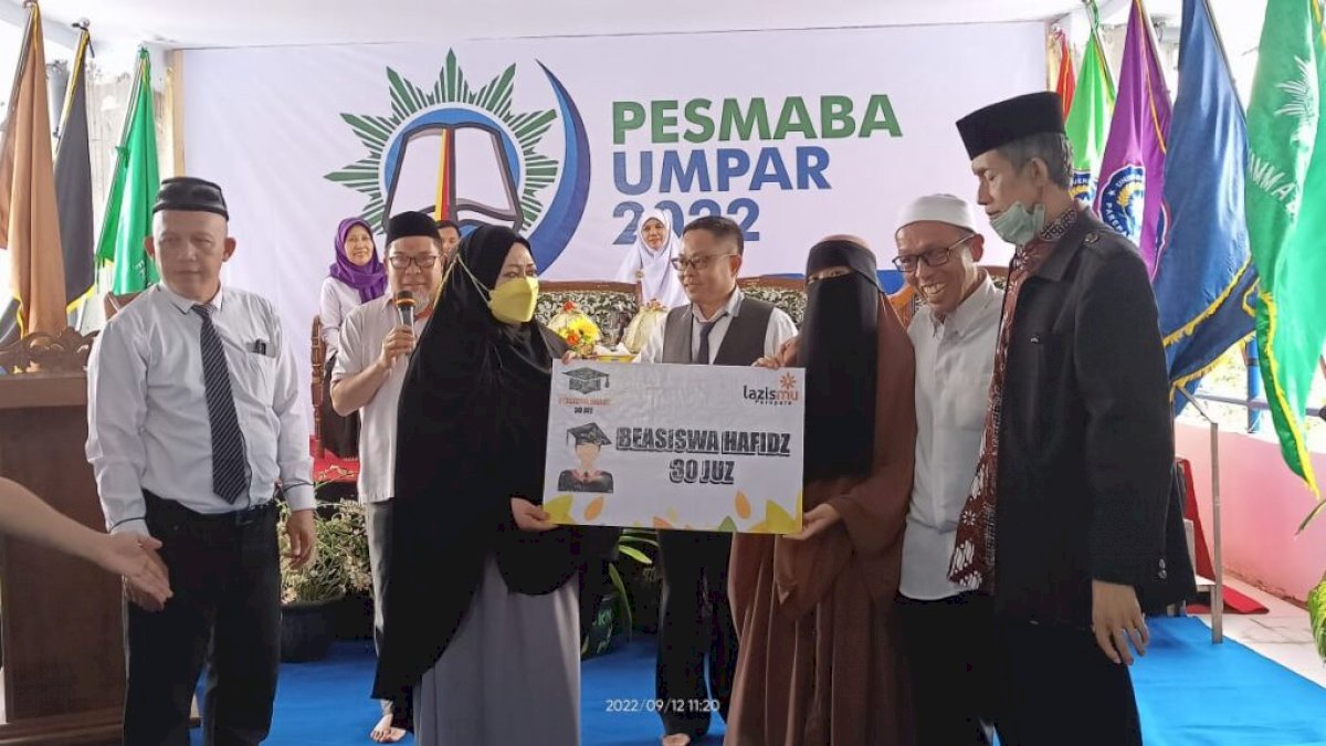Erna Taufan Serahkan Beasiswa Penuh Bagi Mahasiswa Penghafal Quran 30 Juz