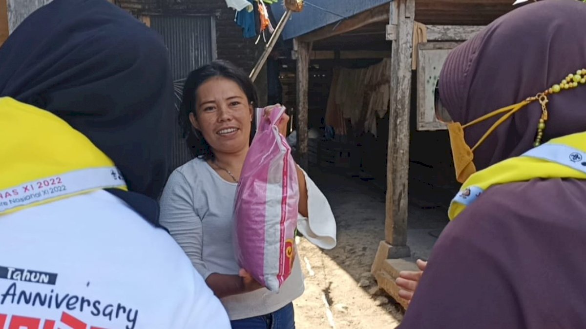 Gerakkan Pramuka Peduli, Cara Erna Rasyid Berbagi Sambil Berdakwah