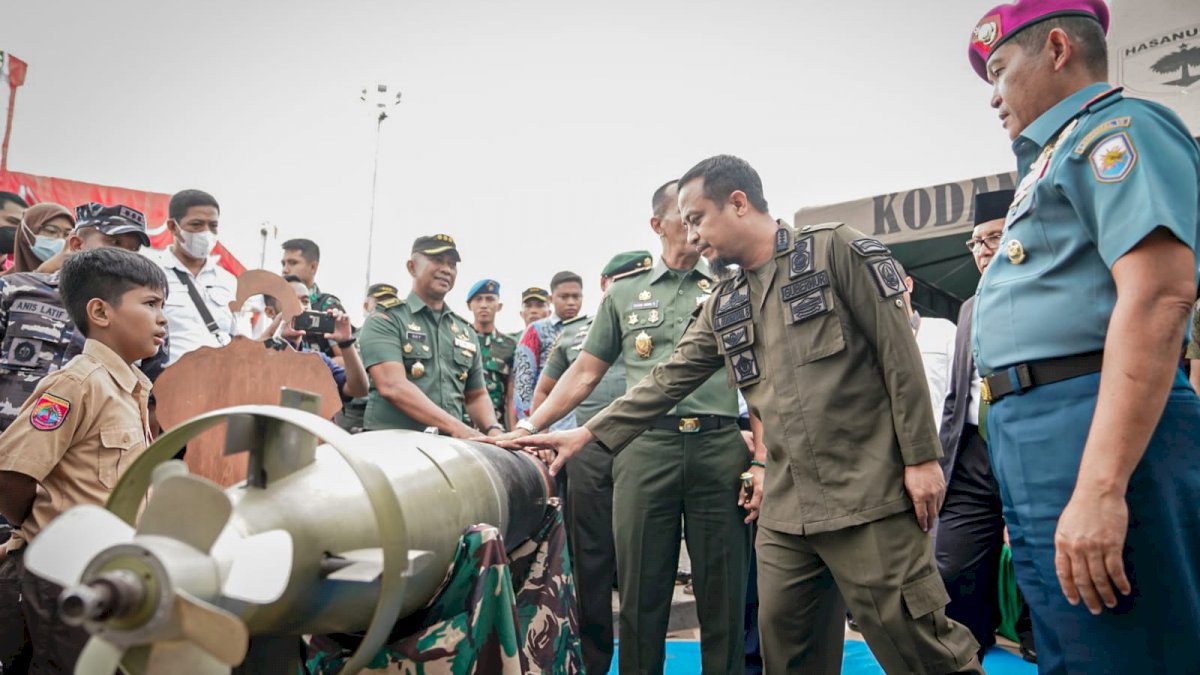 Gubernur Andi Sudirman Bersama Pangdam XIV Hasanuddin Tinjau Pameran Alutsista