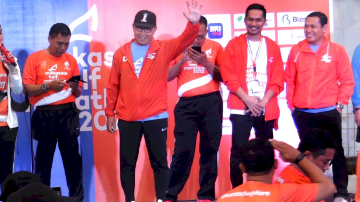 Lepas Ribuan Peserta Makassar Half Marathon 2022, Danny Pomanto: Prestasi Itu Mutlak Tapi Persahabatan Itu Abadi