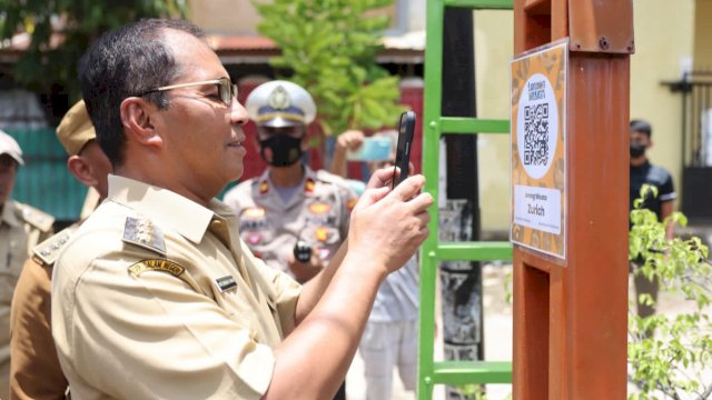 Danny Pomanto scan QR Code Longwis Zurich di Tamalanrea (dokumen: ist)