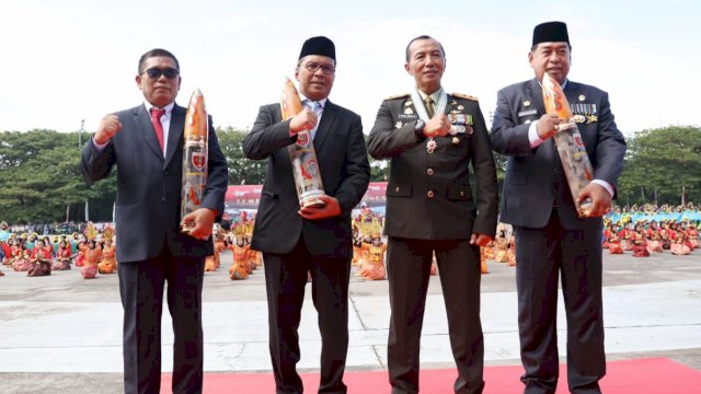 Wali Kota Makassar Danny Pomanto bersama Sekretaris Daerah Provinsi Sulawesi Selatan (Sulsel) Abdul Hayat mendapat cenderamata di HUT TNI ke-77 (dokumen: ist)