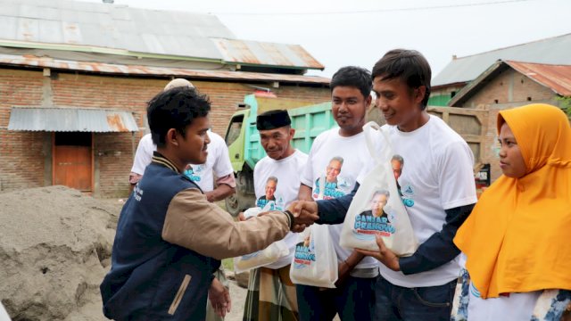 Pembagian sembako dari Komunitas Nelayan Sulsel kepada nelayan di Bulukumba dalam kegiatan deklarasi dukungan Ganjar Pranowo Presiden 2024 (dokumen: ist)