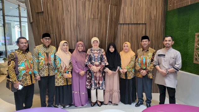 Hasnah Syam bersama kafilah Sulsel asal Barru untuk ikut MTQ Kalsel (dokumen: ist)