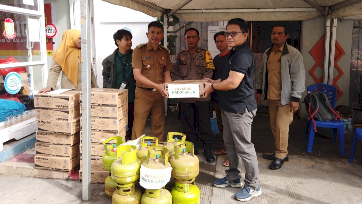 Yayasan Hadji Kalla Bantu Peralatan Masak Korban Kebakaran Tallo dan Bontoala