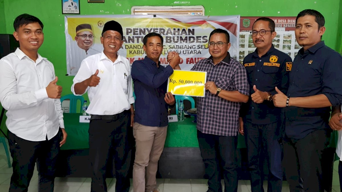 Muhammad Fauzi Serahkan Bantuan Bumdes di Desa Dandang Lutra