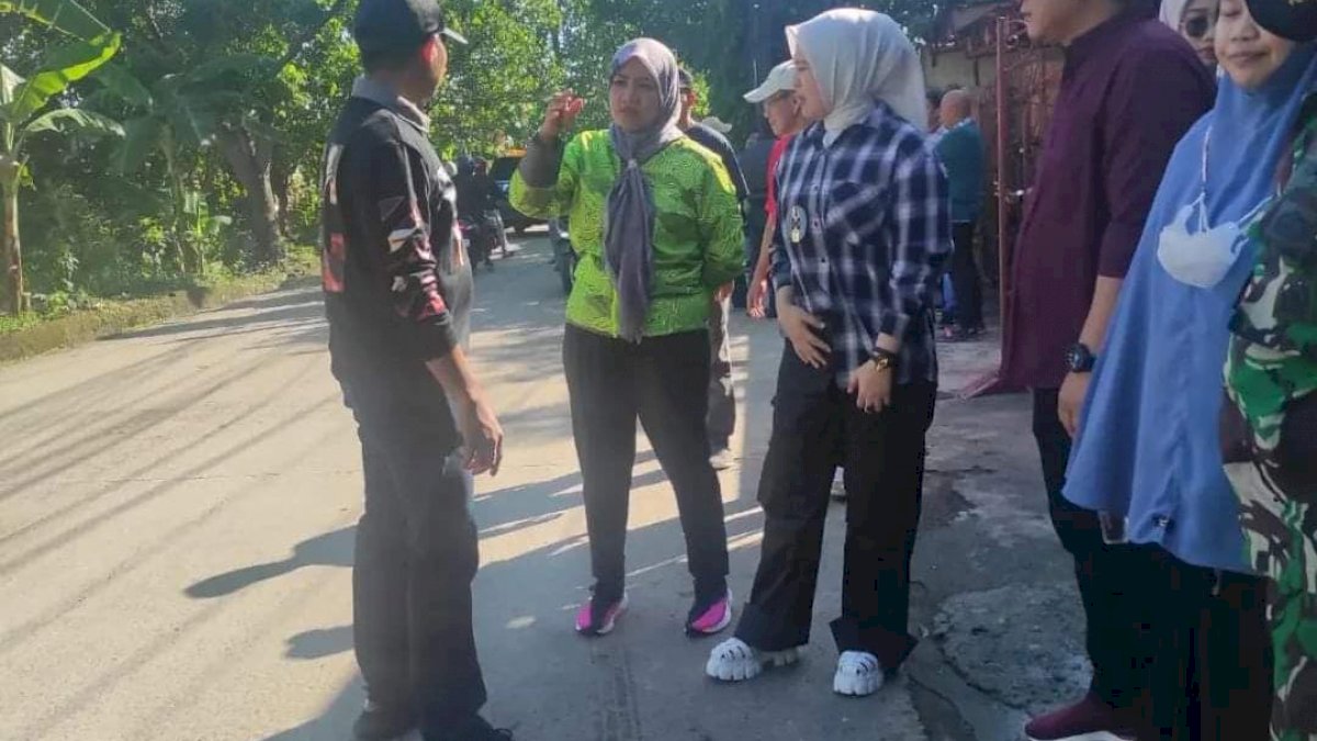 Kadis PU Dampingi Wawali Fatma Tinjau Lokasi Pengerukan Drainase di Antang