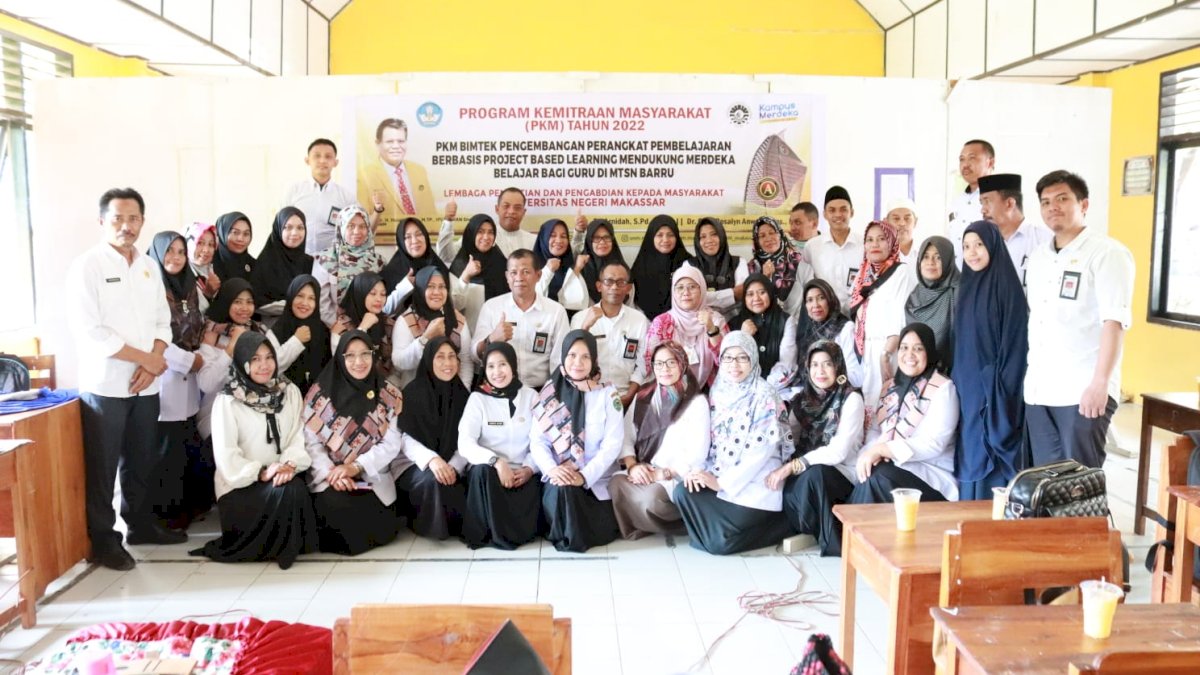 LP2M UNM Gelar PKM Bimtek Pengembangan Pembelajaran Berbasis PBL di MTSN 1 Barru