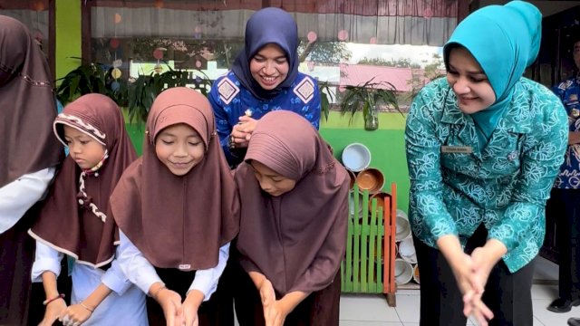 Ketua TP PKK Kabupaten Gowa, Priska Paramita Adnan saat mengedukasi anak pentingnya cuci tangan pakai sabun (dokumen: ist)