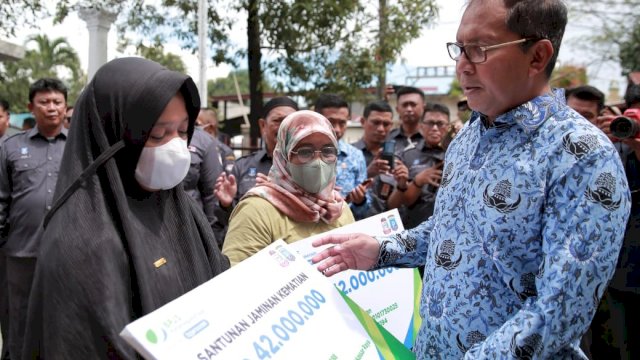 Wali Kota Makassar, Danny Pomanto beri santinan jaminan kematian bagi ahli waris juru parkir (dokumen: istimewa)