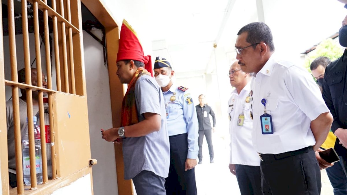 Wamenkumham Tinjau Fasilitas Layanan Rudenim Makassar
