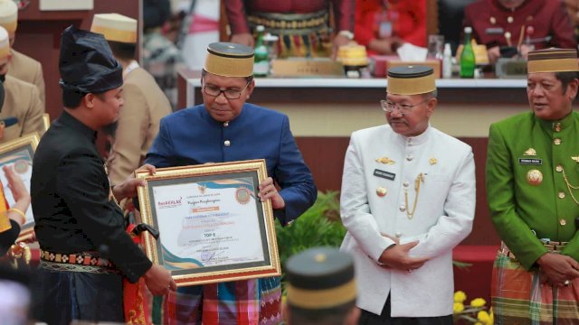 Wali Kota Makassar, Danny Pomanto terima penghargaan atas inovasi POSE (dokumen: istimewa)