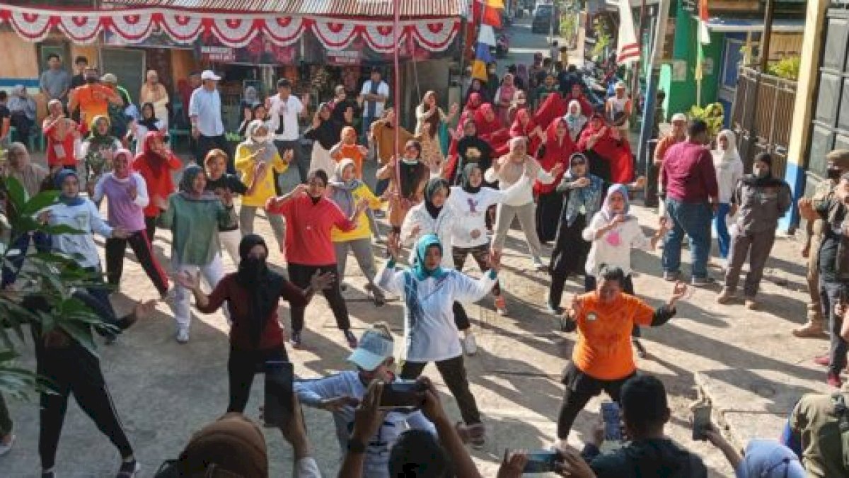 Wawali Makassar Senam Bersama Warga Tamalanrea Saat Kunjungi Lorong Wisata