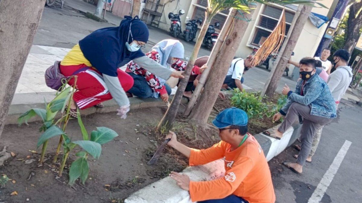 Camat Wajo Turun Langsung Tinjau Kegiatan Kerja Bakti Warga di Jalan Sangir