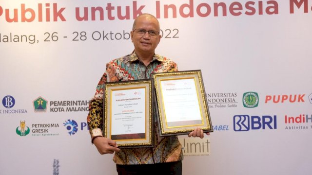 Kepala Dinas Komunikasi Informatika Statistik dan Persandian Kabupaten Gowa, Arifuddin Saeni mewakili Bupati Gowa menerima penghargaan (dokumen: istimewa)