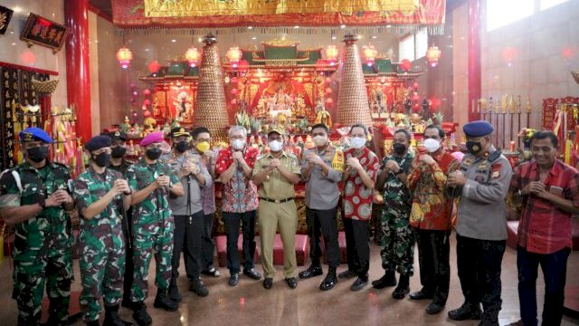 Wali Kota Makassar, Danny Pomanto bersama Forkopimda kunjungi klenteng di Kecamatan Wajo (dokumen: istimewa)