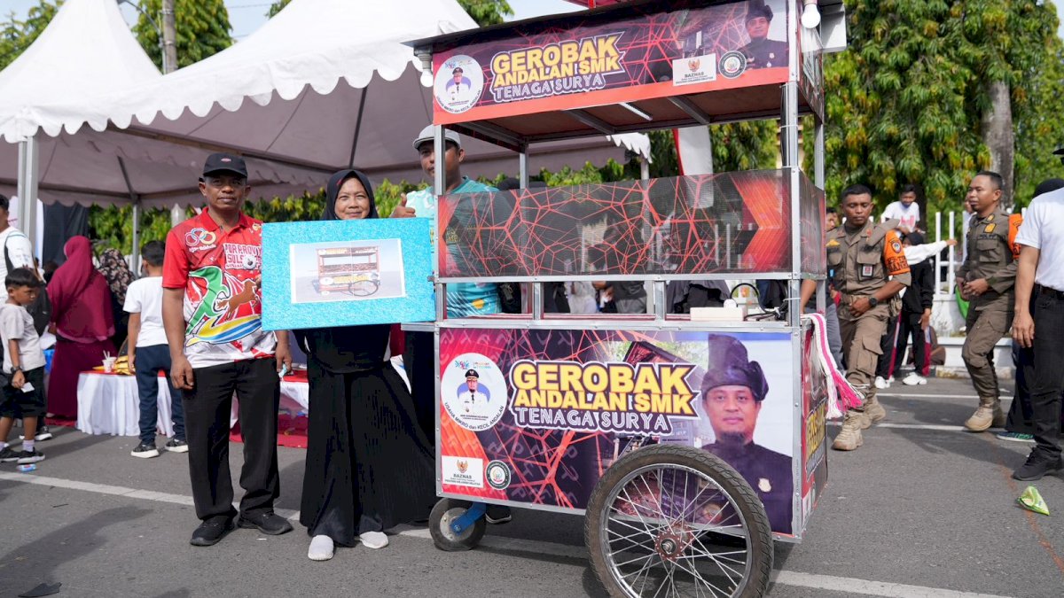 Andi Sudirman Serahkan Gerobak Andalan SMK Tenaga Surya ke Penjual Sarabba di Bulukumba