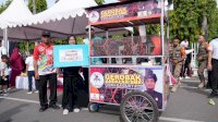 Andi Sudirman Serahkan Gerobak Andalan SMK Tenaga Surya ke Penjual Sarabba di Bulukumba