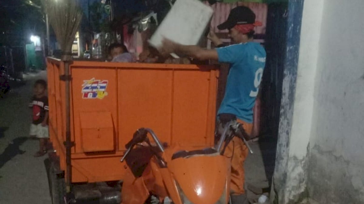 Jalankan Intruksi Camat Bontoala, Lurah Layang Pantau Pengangkutan Sampah yang Tidak Terangkut Mobil Tangkasa’
