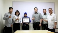 Cleaning Service Penemu Dompet Berisi Puluhan Juta di TSM Makassar Kembali Terima Penghargaan