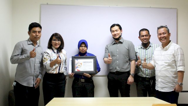 Petugas cleaning service TSM Makassar bernama Hariati penemu tas tangan berisi uang Rp30,4 juta diberi pernghargaan (dokumen: istimewa).