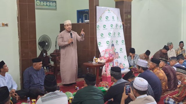 Ustaz Riza Muhammad saat ceramah di Masjid Babul Falah Kamara Barru dalam rangka Maulid Nabi (dokumen: ist).