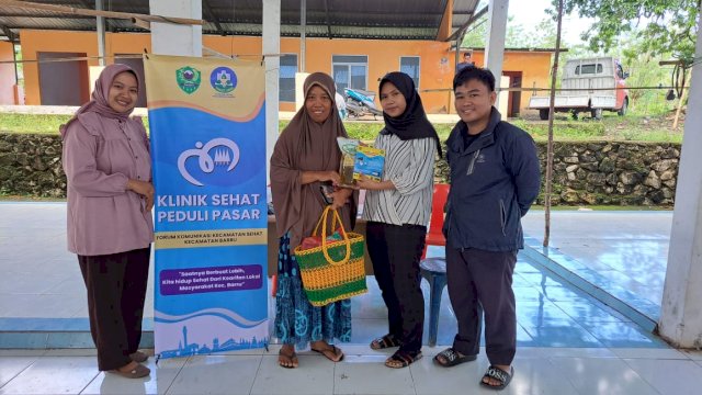 Klinik Sehat Peduli Pasar Forkom Kecamatan Sehat Barru berikan apresiasi minyak goreng bagi masyarakat yang menggunakan totebag ke pasar (dokumen: ist).