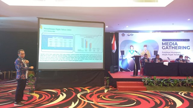 Kepala Kanwil DJP Sulselbartra, Arridel Mindra saat menyampaikan realisasi penerimaan pajak tahun 2022 (Sri Wahyudi Astuti/Sulselsatu.com).