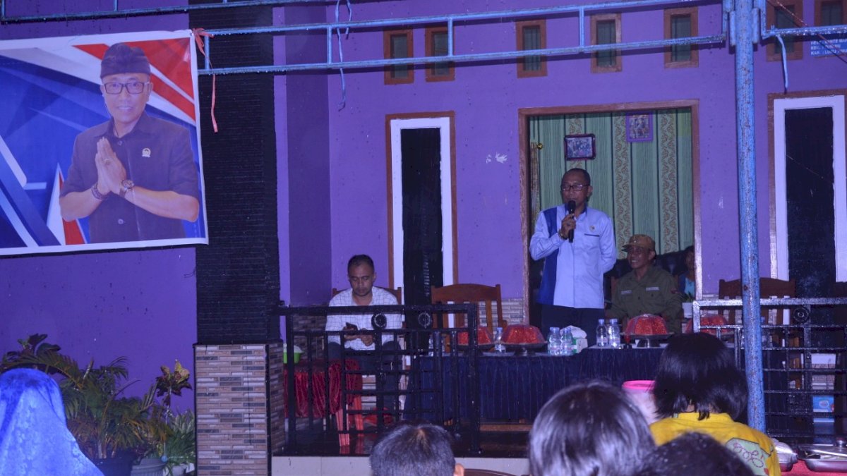 Diguyur Hujan Deras, Warga Desa Rante Mario Antusias Hadiri Reses Anggota DPRD Luwu Timur