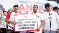 Andi Sudirman Serahkan 1 Unit Mobil Damkar ke Pemkab Bulukumba
