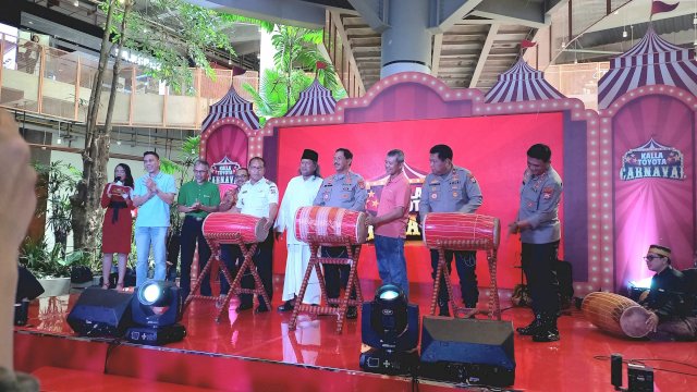 Pembukaan Kalla Toyota Carnaval 2022 yang ditandai dengan pemukulan gendang (Sri Wahyu Diastuti / Sulselsatu.com)