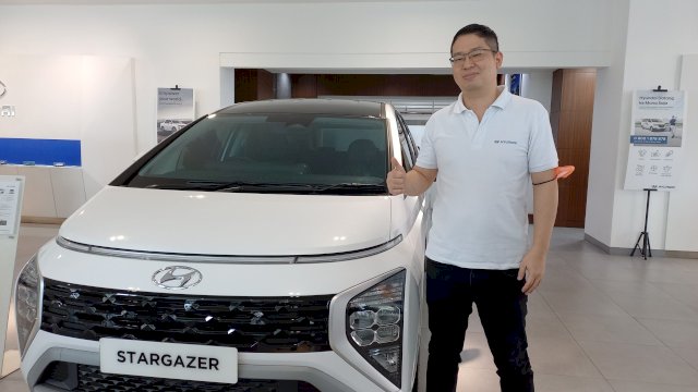 Branch Manager Hyundai Pettarani William berfoto bersama Stargazer, primadona baru di Hyundai Pettarani (Sri Wahyu Diastuti / Sulselsatu.com)