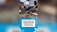 VIDEO: Sejumlah Masjid Rusak, Warga Korban Gempa Cianjur Jumatan di Tengah Reruntuhan