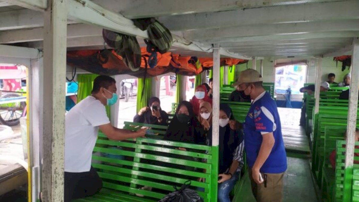 Camat Sangkarrang Ramli Lallo Ingatkan Penumpang Kapal Terapkan Prokes