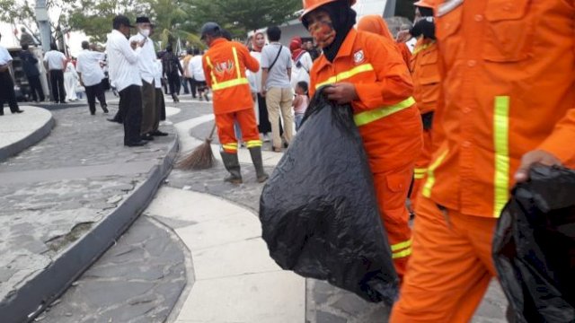 Satgas kebersihan Kecamatan Rapoocini di Makassar F8 (dokumen: istimewa).
